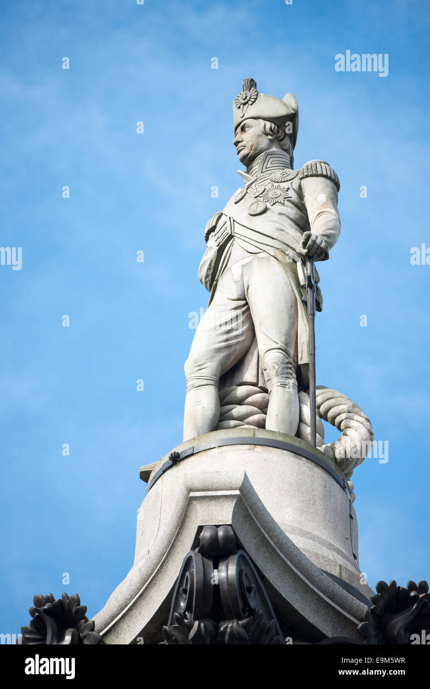 Nelson's Column Statue de l'amiral Horatio Nelson Londres // LONDRES, Royaume-Uni — la statue de l'amiral Horatio Nelson se dresse au sommet de la colonne Nelson à Trafalgar Square, au centre de Londres. Ce monument emblématique, mesurant 169 pieds de haut, commémore la victoire de Nelson à la bataille de Trafalgar en 1805, où il a vaincu les flottes combinées de France et d'Espagne. La colonne, conçue par William Railton, a été achevée en 1843 avec la statue de Nelson en grès de 18 pieds créée par E.H. Baily. Entouré de quatre lions de bronze ajoutés en 1867, le monument est devenu l'un des monuments les plus reconnaissables de Londres Banque D'Images Nelson's Column Statue de l'amiral Horatio Nelson Londres // LONDRES, Royaume-Uni — la statue de l'amiral Horatio Nelson se dresse au sommet de la colonne Nelson à Trafalgar Square, au centre de Londres. Ce monument emblématique, mesurant 169 pieds de haut, commémore la victoire de Nelson à la bataille de Trafalgar en 1805, où il a vaincu les flottes combinées de France et d'Espagne. La colonne, conçue par William Railton, a été achevée en 1843 avec la statue de Nelson en grès de 18 pieds créée par E.H. Baily. Entouré de quatre lions de bronze ajoutés en 1867, le monument est devenu l'un des monuments les plus reconnaissables de Londres Banque D'Images