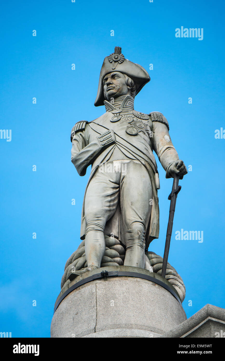Nelson's Column Statue de l'amiral Horatio Nelson Londres Royaume-Uni // LONDRES, Royaume-Uni — la statue de l'amiral Horatio Nelson se dresse au sommet de la colonne Nelson à Trafalgar Square, au centre de Londres. Ce monument emblématique, mesurant 169 pieds de haut, commémore la victoire de Nelson à la bataille de Trafalgar en 1805, où il a vaincu les flottes combinées de France et d'Espagne. La colonne, conçue par William Railton, a été achevée en 1843 avec la statue de Nelson en grès de 18 pieds créée par E.H. Baily. Entouré de quatre lions de bronze ajoutés en 1867, le monument est devenu l'un des plus recoins de Londres Banque D'Images Nelson's Column Statue de l'amiral Horatio Nelson Londres Royaume-Uni // LONDRES, Royaume-Uni — la statue de l'amiral Horatio Nelson se dresse au sommet de la colonne Nelson à Trafalgar Square, au centre de Londres. Ce monument emblématique, mesurant 169 pieds de haut, commémore la victoire de Nelson à la bataille de Trafalgar en 1805, où il a vaincu les flottes combinées de France et d'Espagne. La colonne, conçue par William Railton, a été achevée en 1843 avec la statue de Nelson en grès de 18 pieds créée par E.H. Baily. Entouré de quatre lions de bronze ajoutés en 1867, le monument est devenu l'un des plus recoins de Londres Banque D'Images