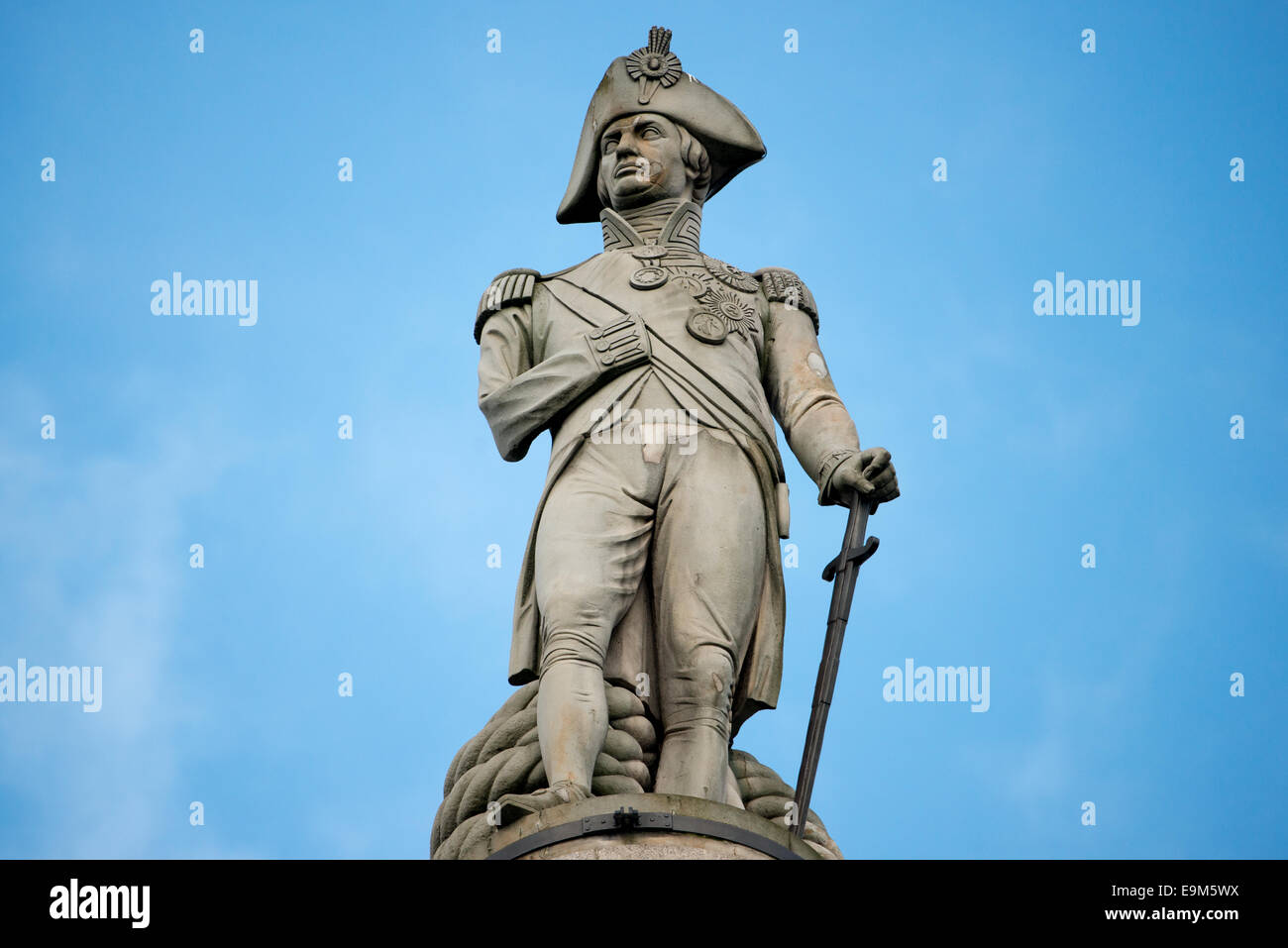 Nelson's Column Statue de l'amiral Horatio Nelson Trafalgar Square Londres // LONDRES, Royaume-Uni — la statue de l'amiral Horatio Nelson se dresse au sommet de la colonne Nelson à Trafalgar Square, au centre de Londres. Ce monument emblématique, mesurant 169 pieds de haut, commémore la victoire de Nelson à la bataille de Trafalgar en 1805, où il a vaincu les flottes combinées de France et d'Espagne. La colonne, conçue par William Railton, a été achevée en 1843 avec la statue de Nelson en grès de 18 pieds créée par E.H. Baily. Entouré de quatre lions de bronze ajoutés en 1867, le monument est devenu l'un des plus reco de Londres Banque D'Images Nelson's Column Statue de l'amiral Horatio Nelson Trafalgar Square Londres // LONDRES, Royaume-Uni — la statue de l'amiral Horatio Nelson se dresse au sommet de la colonne Nelson à Trafalgar Square, au centre de Londres. Ce monument emblématique, mesurant 169 pieds de haut, commémore la victoire de Nelson à la bataille de Trafalgar en 1805, où il a vaincu les flottes combinées de France et d'Espagne. La colonne, conçue par William Railton, a été achevée en 1843 avec la statue de Nelson en grès de 18 pieds créée par E.H. Baily. Entouré de quatre lions de bronze ajoutés en 1867, le monument est devenu l'un des plus reco de Londres Banque D'Images