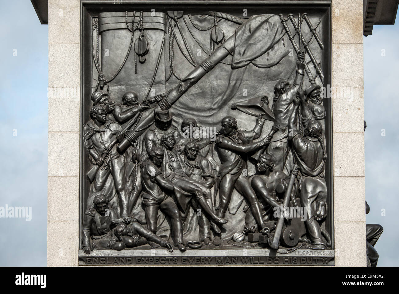 LONDRES, Royaume-Uni — un des quatre panneaux en relief en bronze ornant la base de la colonne Nelson à Trafalgar Square, au centre de Londres. Ces panneaux, fabriqués à partir de canons français capturés, représentent des scènes des plus célèbres batailles navales de l'amiral Nelson, illustrant des moments clés de l'histoire maritime britannique. Banque D'Images