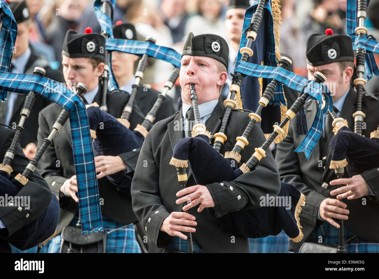 LONDRES, Royaume-Uni — les cornemuses et les batteurs des Cadets de la mer défilent dans un défilé à Trafalgar Square dans le centre de Londres le 19 octobre 2014. L'événement met en valeur les traditions musicales et la discipline de l'organisation navale des jeunes dans l'un des espaces publics les plus emblématiques de la ville. Banque D'Images