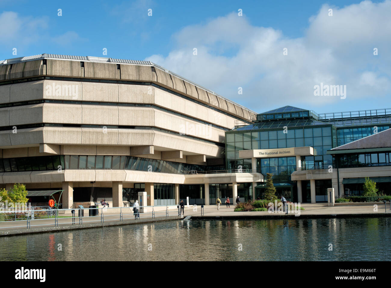 Extérieur du bâtiment des Archives nationales Kew Angleterre // extérieur du bâtiment des Archives nationales à Kew. Les Archives nationales étaient auparavant connues sous le nom de public Record Office et sont le dépositaire officiel des documents du gouvernement du Royaume-Uni. Banque D'Images