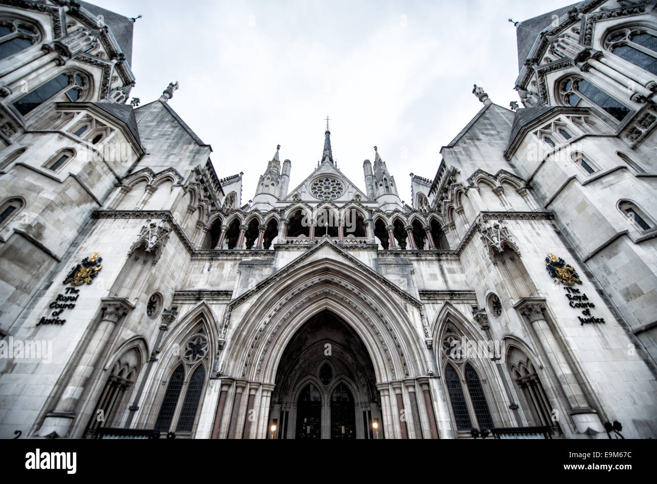 Royal courts of Justice entrée principale Londres Angleterre // LONDRES, Royaume-Uni — entrée principale des Royal courts of Justice sur Fleet Street à Londres. Ce bâtiment gothique de renaissance, ouvert en 1882, abrite la haute Cour et la Cour d'appel d'Angleterre et du pays de Galles, servant de repère central dans le système juridique britannique. Banque D'Images