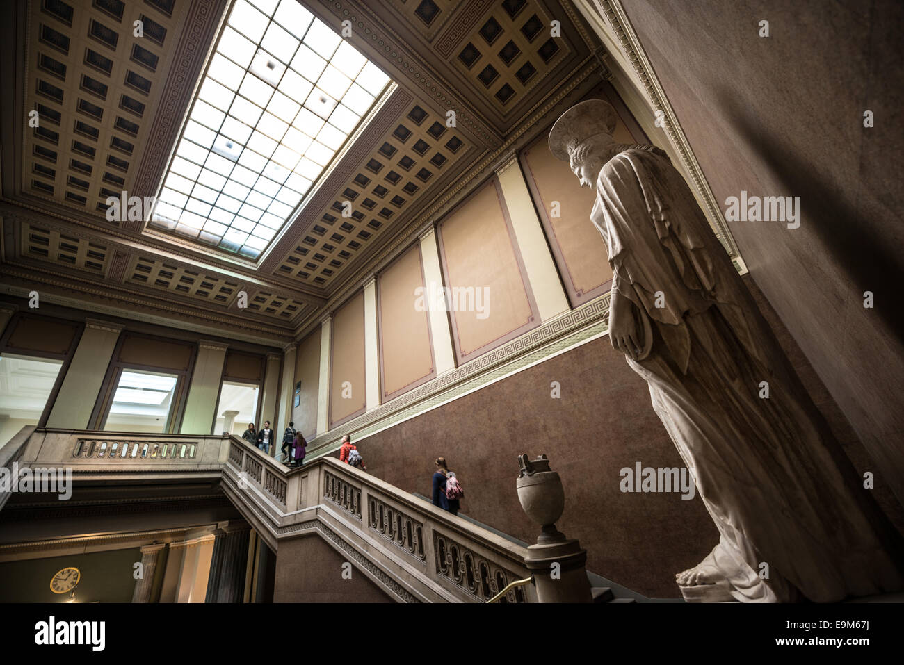 British Museum Townley Caryatid sculpture Londres // LONDRES, Royaume-Uni — Un grand escalier à l'intérieur de l'entrée principale du British Museum de Londres, avec la Townley Caryatid, une sculpture romaine datant d'environ 140-170, visible sur la droite. Le Caryatide, découvert près de la via Appia de Rome vers 1585-90, a été acquis par Charles Townley en 1784. Le British Museum, qui abrite environ 8 millions d'œuvres consacrées à l'histoire et à la culture de l'humanité, est un point de repère important dans le centre-ville de Londres. Banque D'Images