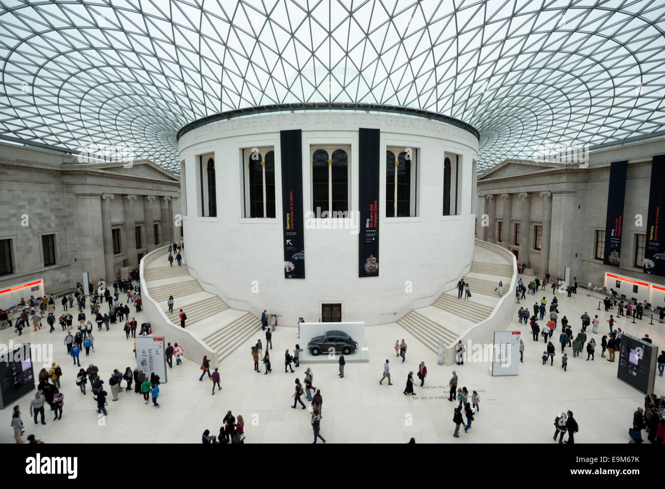 British Museum Great court Interior Londres // LONDRES, Royaume-Uni - la Grande Cour au British Museum de Londres. Conçu par Foster and Partners, son nom officiel est la Grande Cour de la Reine Elizabeth II. Il a transformé la cour intérieure du musée en la plus grande place publique couverte d'Europe. Il enferme deux acres, avec la salle de lecture ronde au centre. Le British Museum du centre-ville de Londres est dédié à l'histoire humaine et à la culture et a environ 8 millions d'œuvres dans sa collection permanente. Le British Museum de Londres abrite une vaste collection d'art et d'artefacts du monde entier, reflétant hu Banque D'Images
