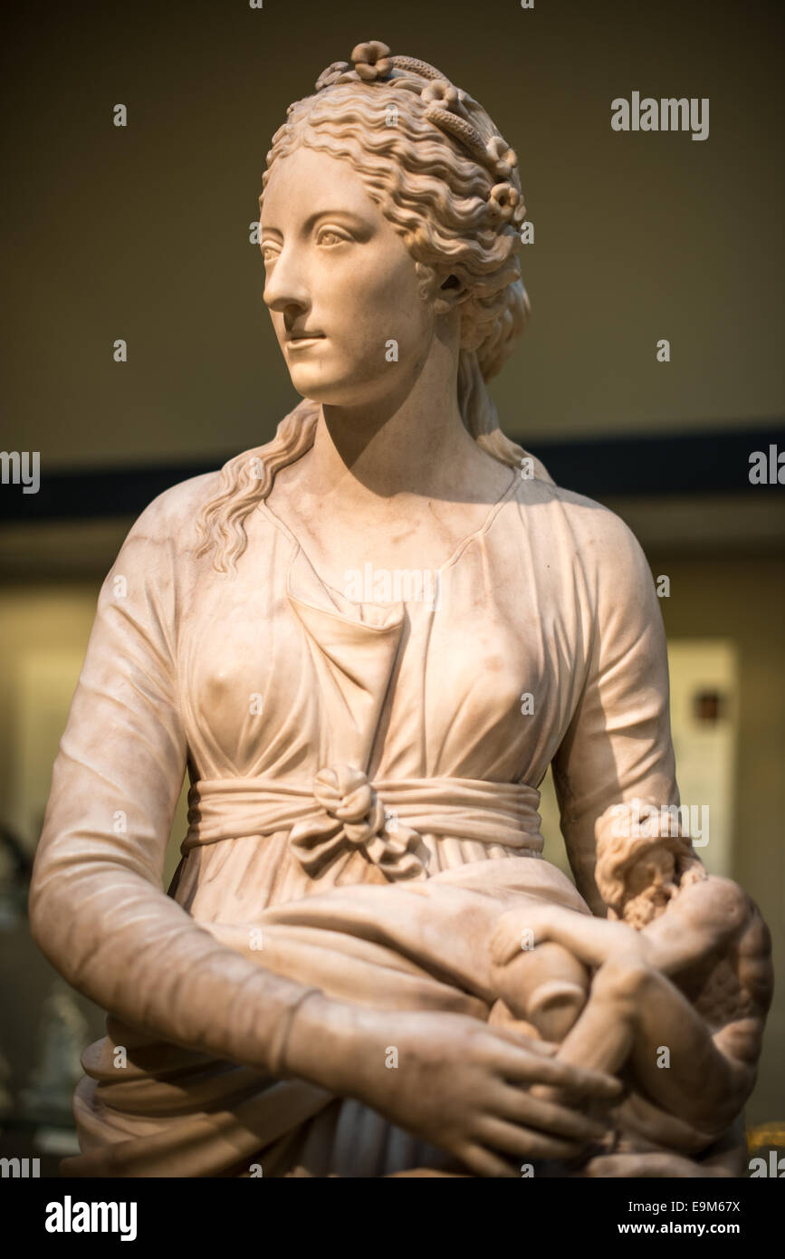 British Museum Anne Seymour Damer buste Londres // LONDRES, Royaume-Uni — buste en marbre de MRS Anne Seymour Damer (1748-1828) du sculpteur italien Giuseppe Ceracchi, créé vers 1777, exposé au British Museum. Anne Seymour Damer était elle-même une sculptrice britannique remarquable, l'une des rares femmes reconnues pour ses réalisations artistiques au XVIIIe siècle. Le portrait néoclassique illustre la technique raffinée de Ceracchi et son souci du détail. Cette œuvre fait partie de la collection permanente du British Museum, qui abrite plus de huit millions d'œuvres documentant la culture humaine du préhistor Banque D'Images