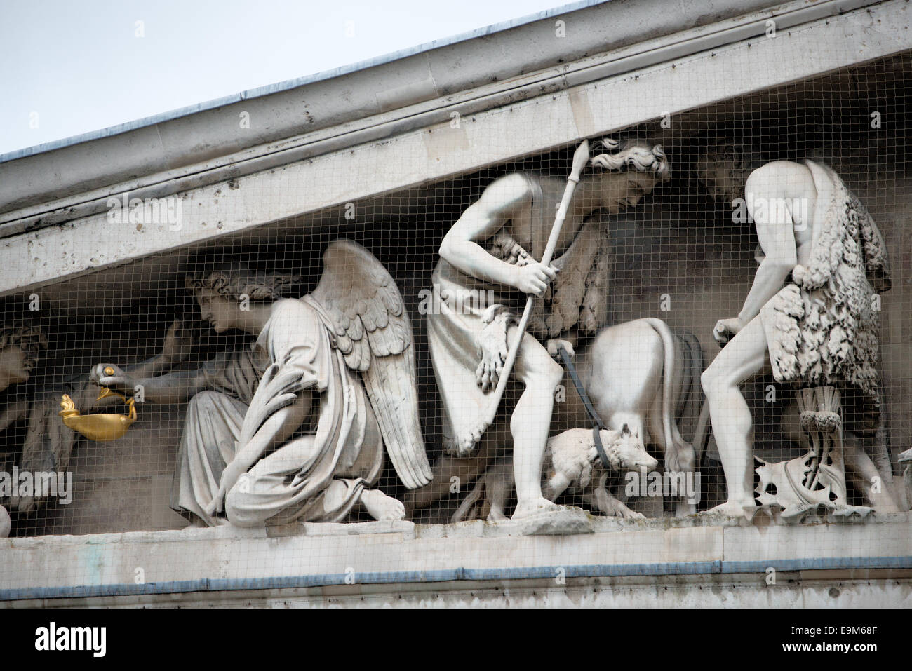 LONDRES, Royaume-Uni — sculptures ornant le fronton au-dessus de l'entrée principale du British Museum dans le centre de Londres. Le musée, dédié à l'histoire et à la culture humaines, abrite environ 8 millions d'œuvres dans sa collection permanente, mettant en valeur des artefacts du monde entier. Banque D'Images