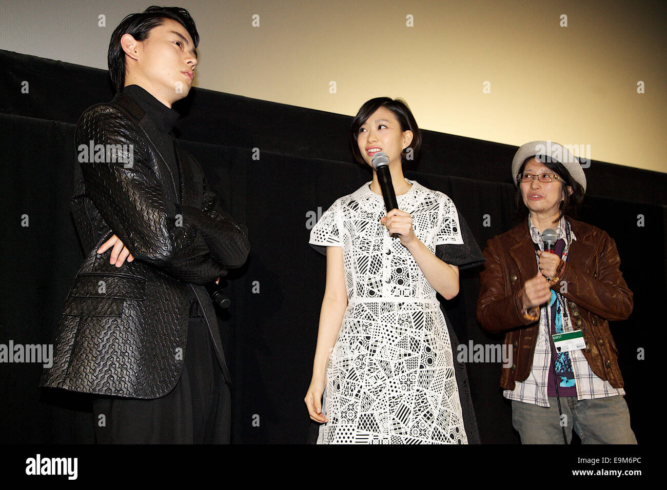 Masaki Suda, Aoi Morikawa et Kazama Shiori, Oct 29, 2014 : Tokyo, Japon : (de gauche à droite) Acteur Masaki Suda, actrice Aoi Morikawa et directeur, éditeur de scénario et Shiori Kazama parler à l'auditoire lors de la scène du film 'Accueil' Chokolietta à TOHO CINEMAS à Roppongi sur Octobre 29, 2014, Tokyo, Japon. Le 27e Festival International du Film de Tokyo qui est le plus grand festival de cinéma à Tokyo a été tenue du 23 au 31 octobre. © Rodrigo Reyes Marin/AFLO/Alamy Live News Banque D'Images