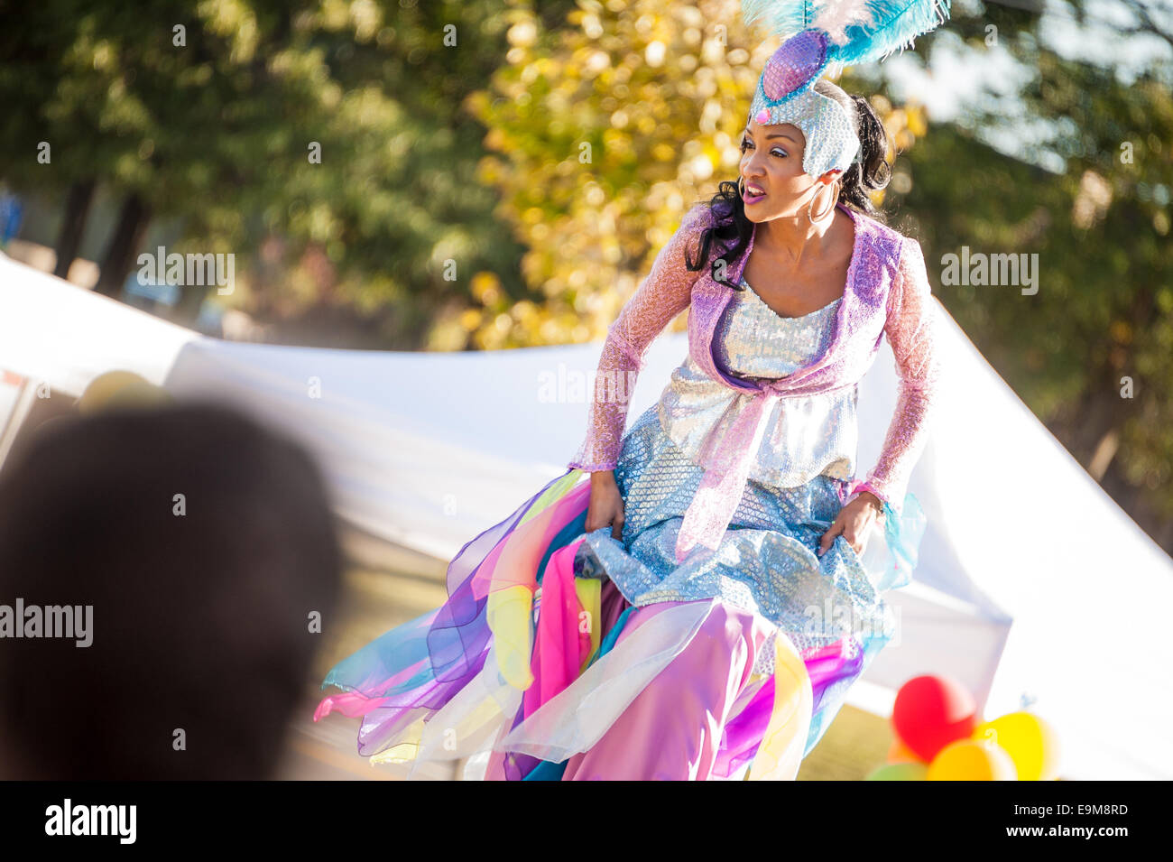 Mocko Jumbie stilt danseur, Alison Foy, effectue le Festival d'automne à Snellville près d'Atlanta, Georgia, USA. Banque D'Images