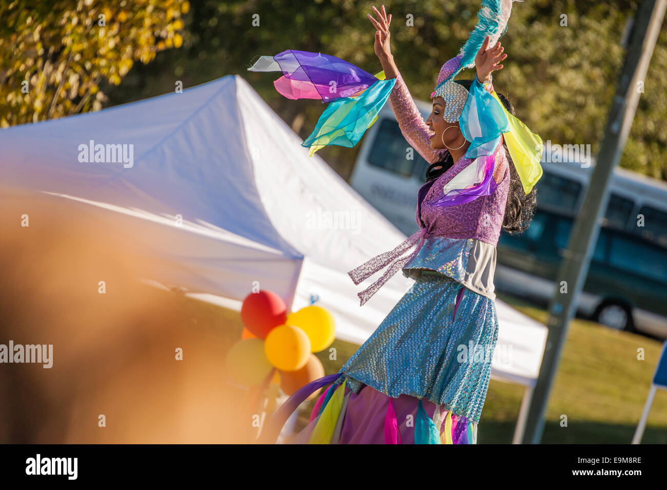 Mocko Jumbie stilt danseur, Alison Foy, effectuant à l'Snellville Fall Festival près d'Atlanta, Georgia, USA. Banque D'Images