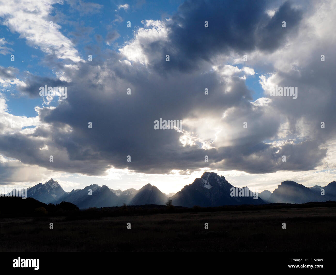 Les nuages de tempête qui pèse sur le Grand Teton Mountains Banque D'Images