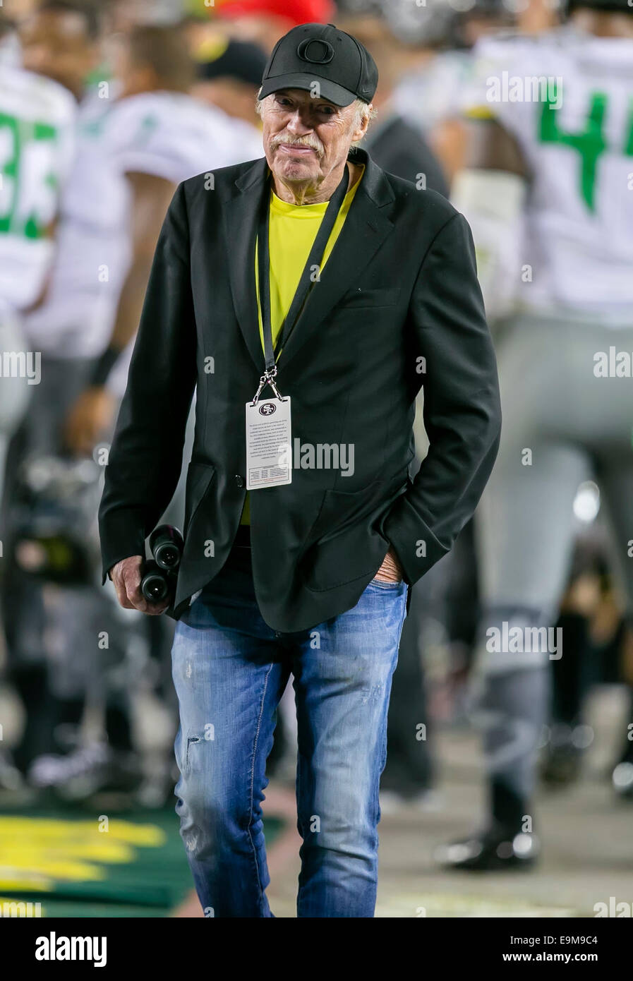 24 octobre 2014 : Fondateur et PDG de Nike Phil Knight sur la ligne de côté au cours de la NCAA Football match entre l'Oregon Ducks et le California Golden Bears à Levi's Stadium à Santa Clara, CA. Cal 59-41 Oregon défait. Damon Tarver/Cal Sport Media Banque D'Images