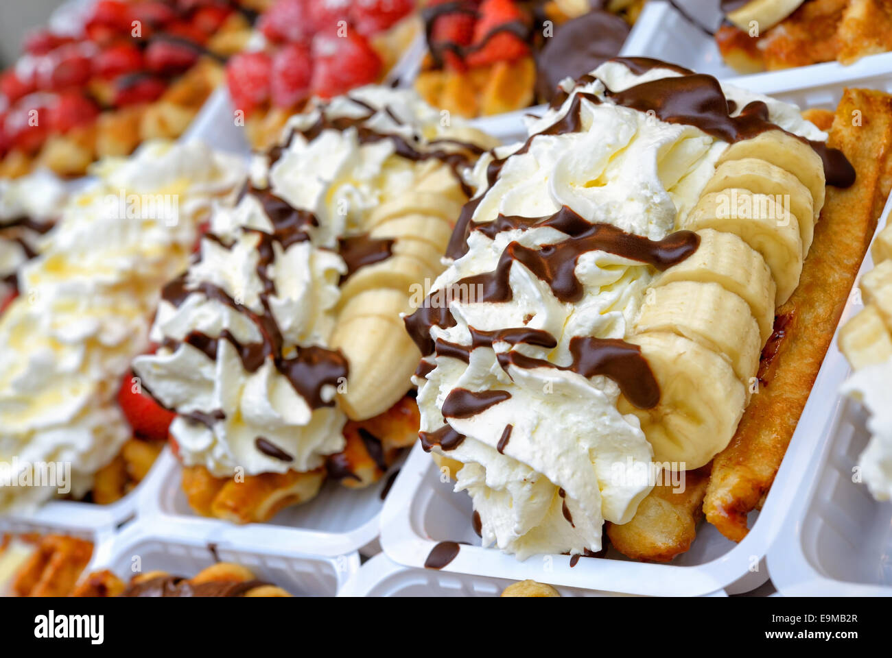 Gaufres de Bruxelles avec nappage au Chocolat et banane Banque D'Images