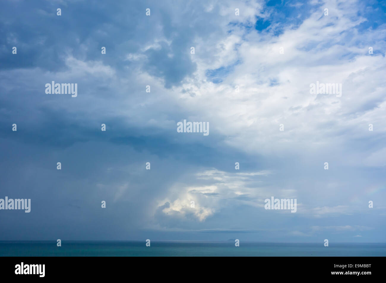 Ciel nuageux au-dessus de la mer des pluies Banque D'Images
