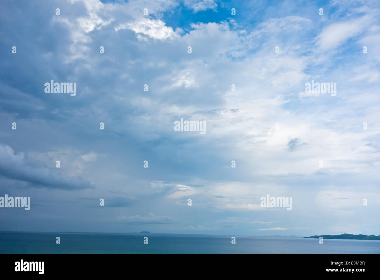 Ciel nuageux au-dessus de la mer des pluies Banque D'Images