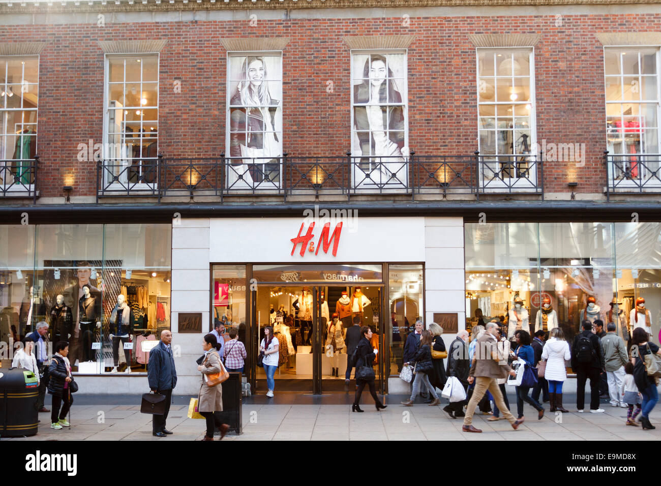 La foule de clients devant l'H&M boutique/store Oxford Street, London,  England, UK Photo Stock - Alamy