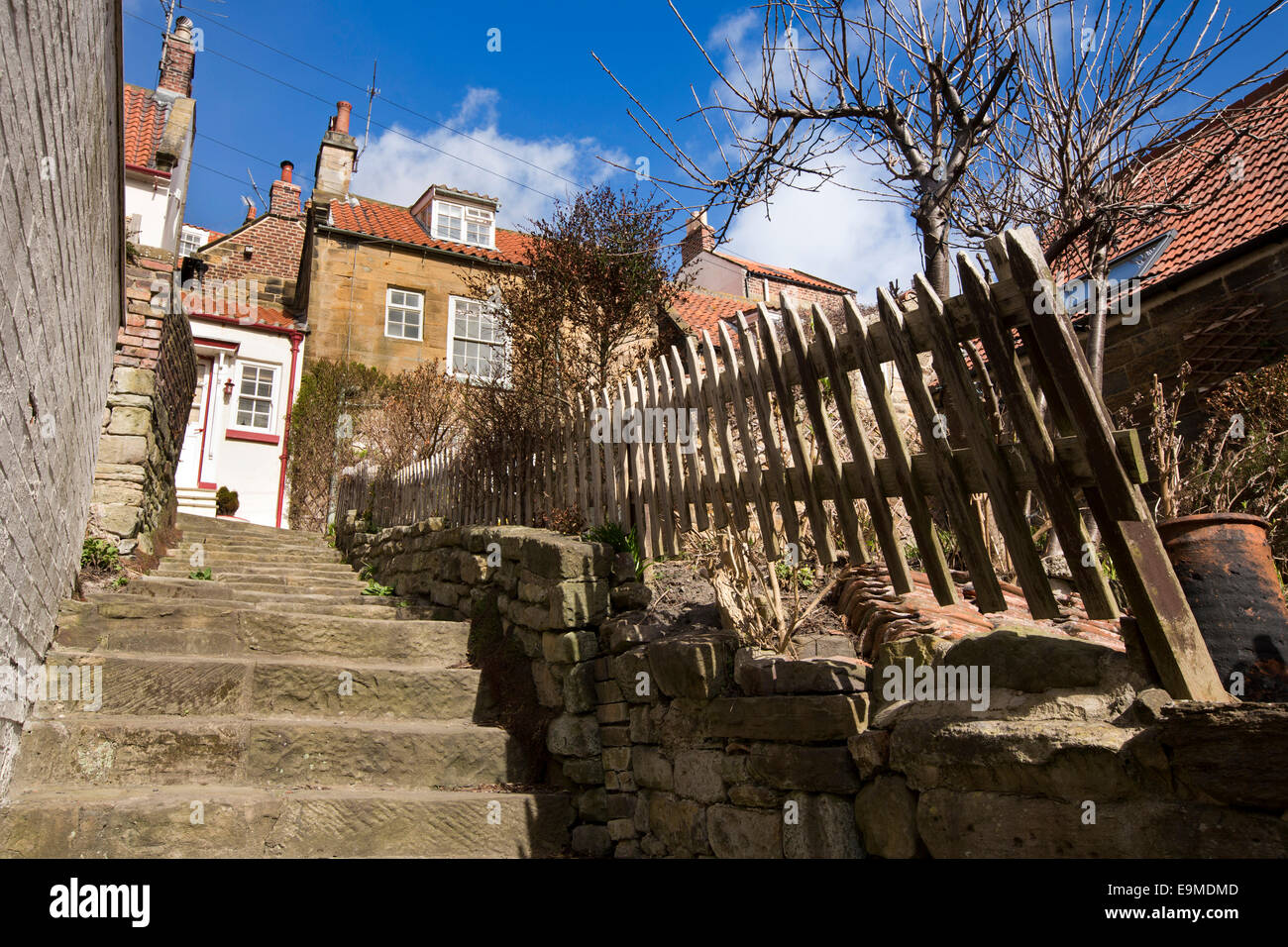 Royaume-uni, Angleterre, dans le Yorkshire, Robin Hood's Bay, des marches de pierre entre maisons de village Banque D'Images
