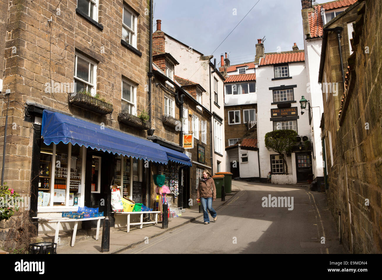 Royaume-uni, Angleterre, dans le Yorkshire, Robin Hood's Bay, New Road, village tous commerces et Laurel Inn Banque D'Images