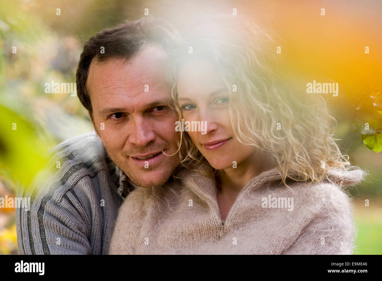 Young couple embracing in park Banque D'Images