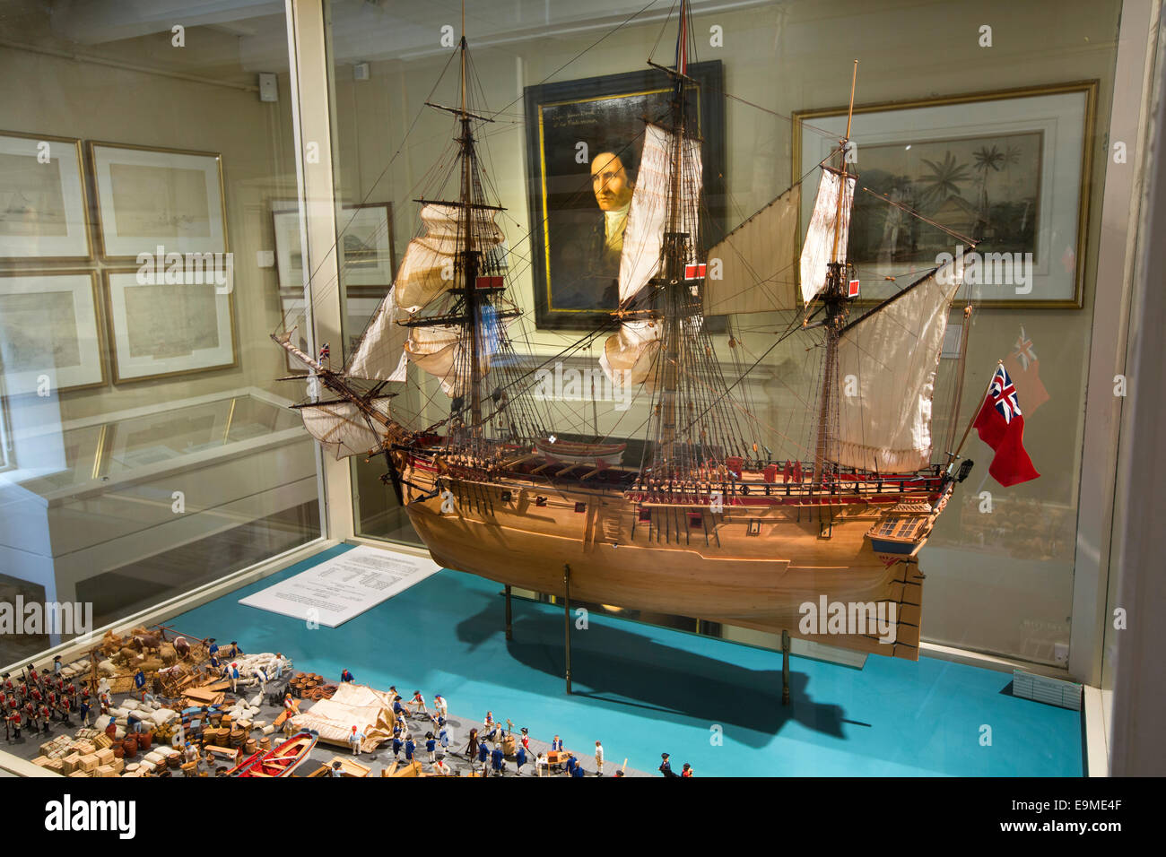 Royaume-uni, Angleterre, dans le Yorkshire, Whitby, Grape Lane, le Capitaine Cook Museum, modèle de HMS Resolution, avec Cook Portrait dans mur derrière Banque D'Images