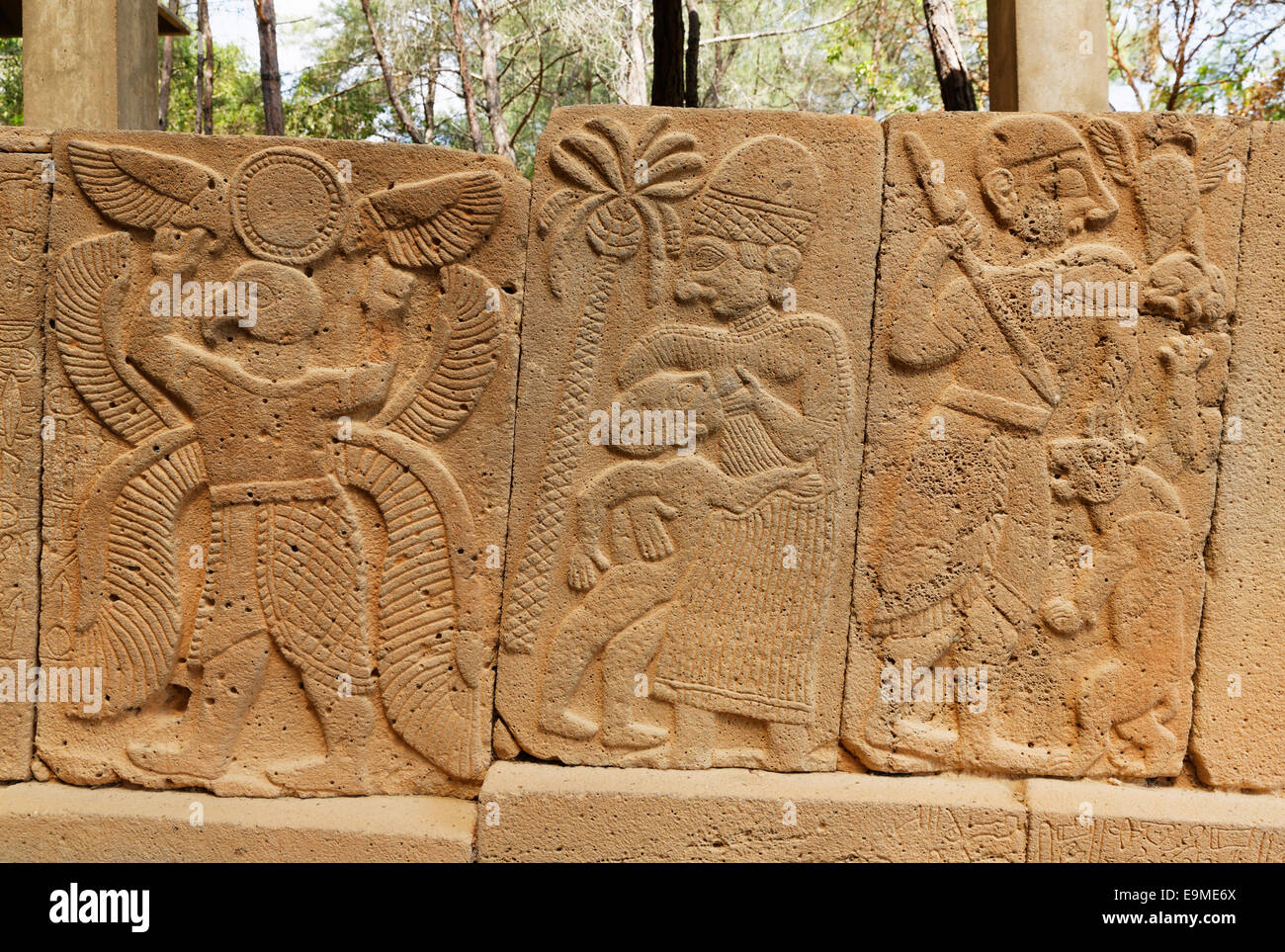 Reliefs sur la porte nord de la forteresse de Hittite, Caratepe-ArslantaKaratepe ş, Province d'Osmaniye, Turquie Banque D'Images Reliefs sur la porte nord de la forteresse de Hittite, Caratepe-ArslantaKaratepe ş, Province d'Osmaniye, Turquie Banque D'Images