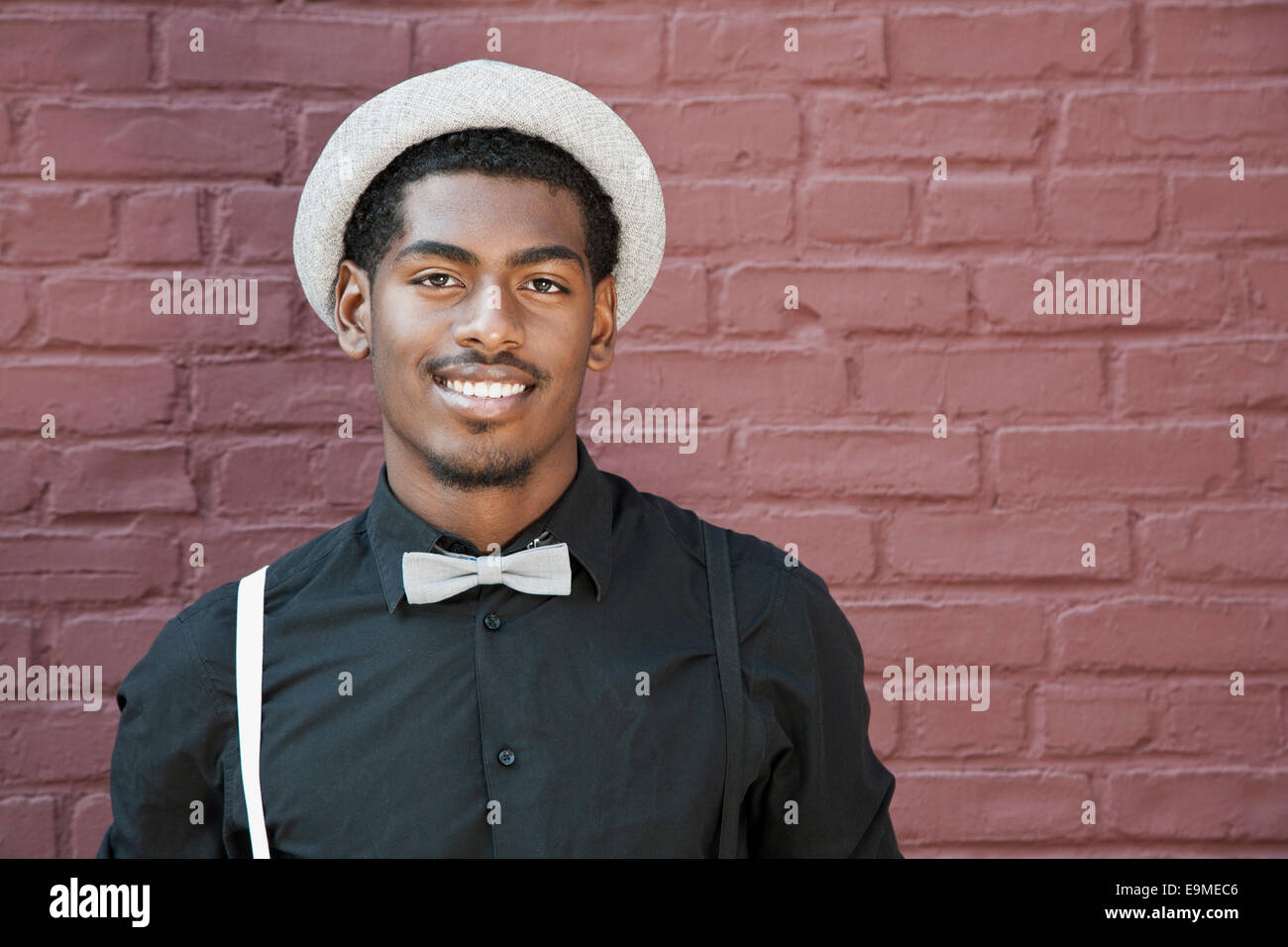 Un beau jeune homme noir avec noeud papillon, bretelles et chapeau Photo  Stock - Alamy