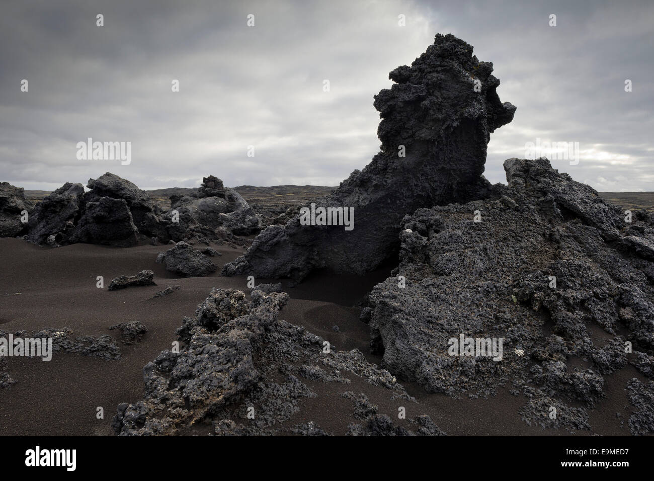 Sable noir et entassés lave, Reykjanesskagi, péninsule du Sud, Islande Reykjanes ou Banque D'Images