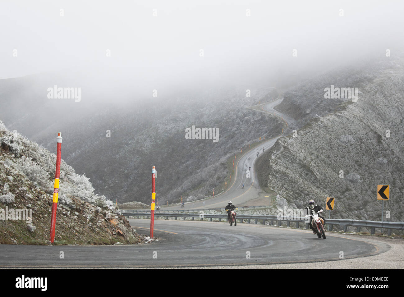 Course de moto sur route de montagne par temps de brouillard Banque D'Images