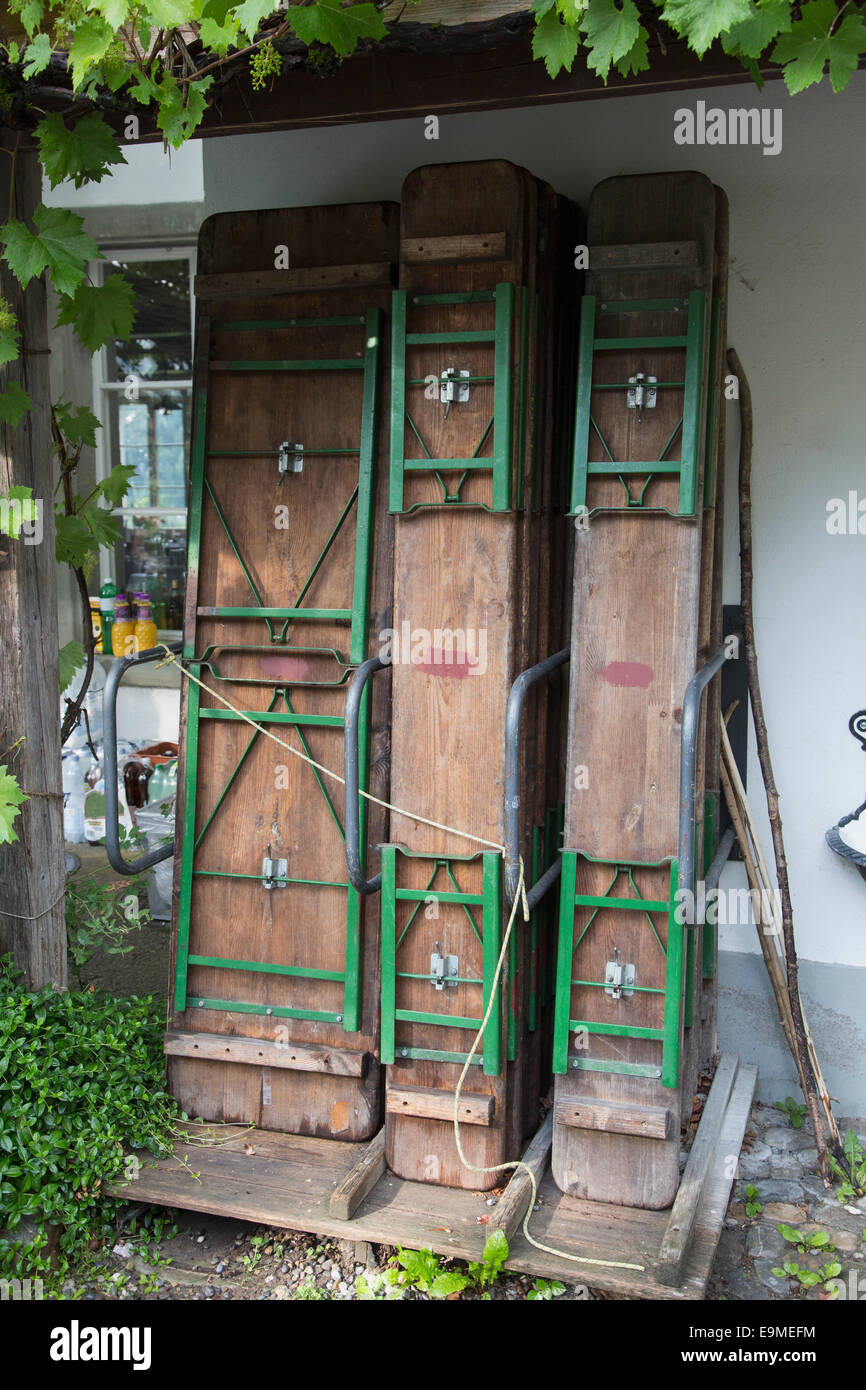 Tables en bois pliable dans une cour Banque D'Images