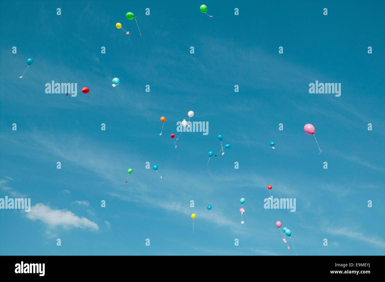 Low angle view de ballons avec des messages à la mi-air against sky Banque D'Images