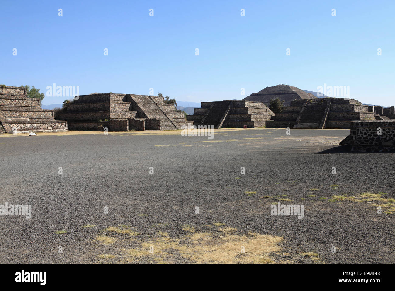 Teotihuacan pyramids contre ciel bleu clair Banque D'Images