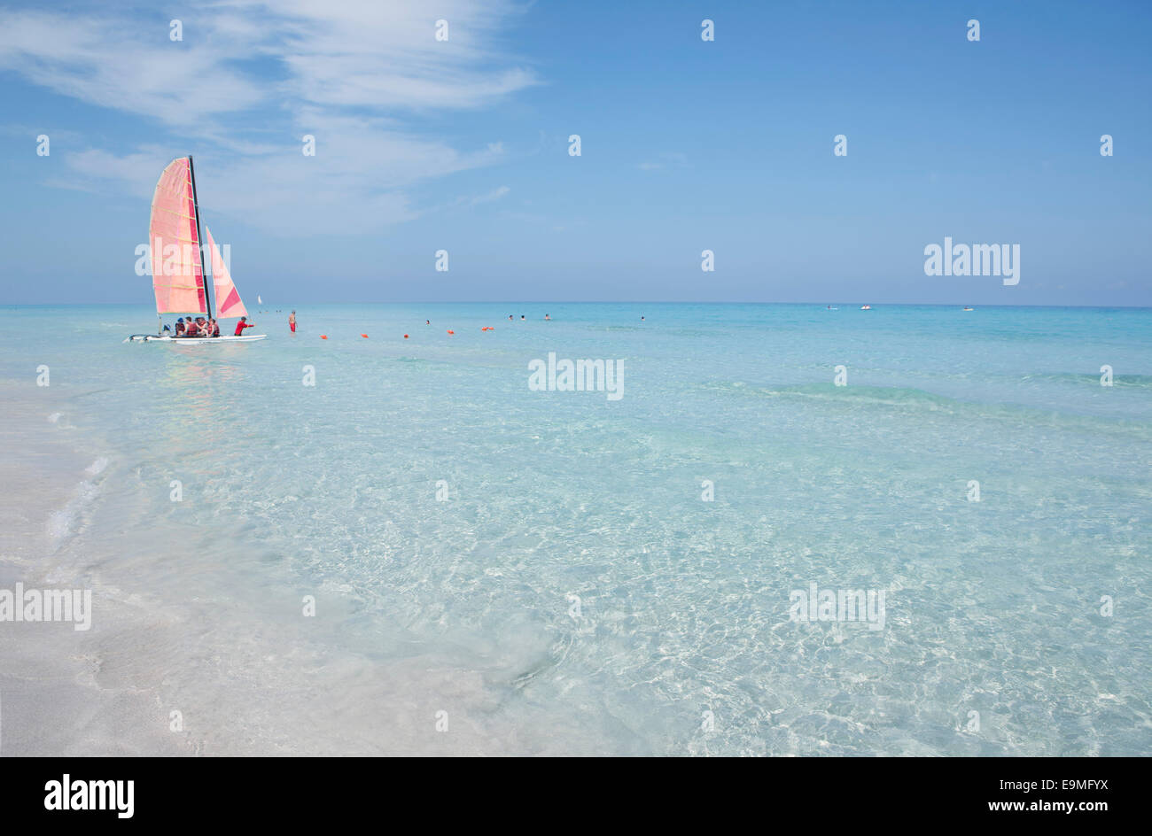 Vue à moyenne distance de personnes voyageant en voilier sur mer contre ciel bleu Banque D'Images