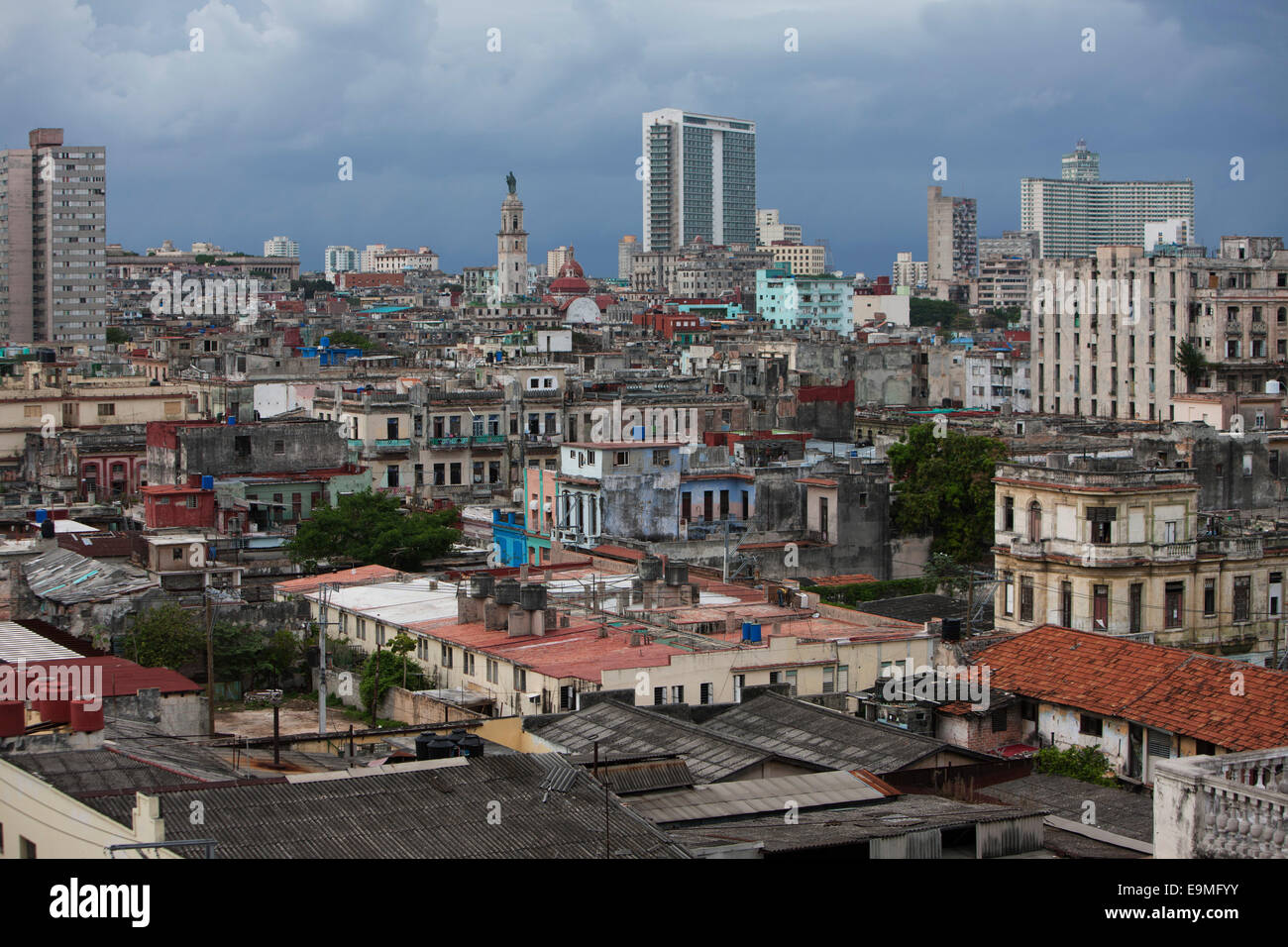 High angle view of cityscape contre ciel nuageux Banque D'Images