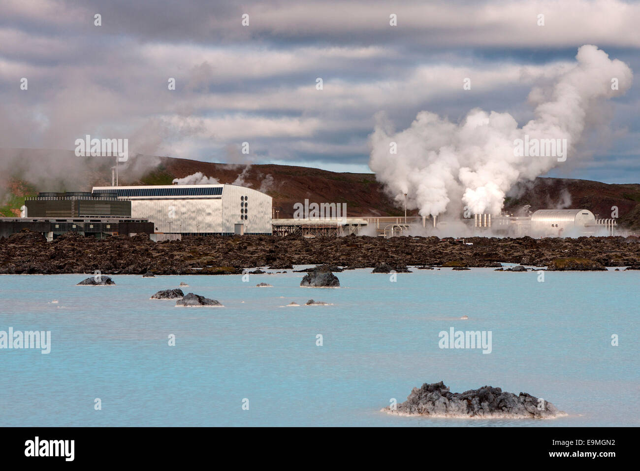 Près de Blue Lagoon Grindavik avec la centrale électrique géothermique de Svartsengi, Islande Banque D'Images