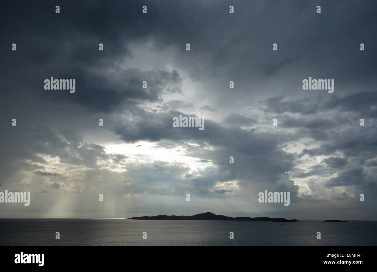 Beau ciel d'orage avec rayons de soleil Banque D'Images