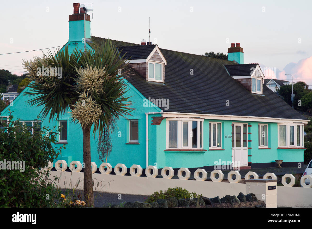 Front de mer coloré accueil à Bull Bay Porth (Llechog) sur la côte nord près de Holyhead sur l'île d'Anglesey au nord du Pays de Galles, Royaume-Uni Banque D'Images