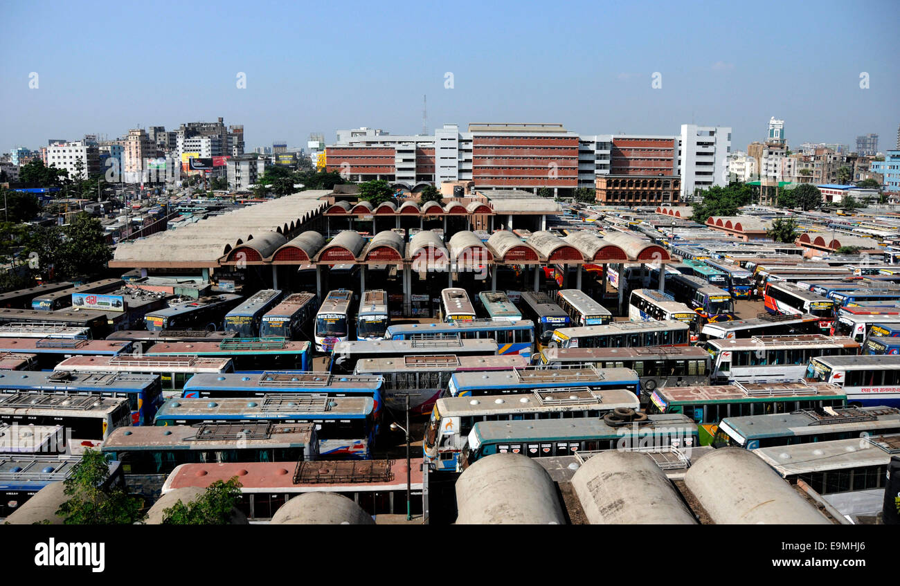 Dhaka, Bangladesh. 30Th Oct, 2014. Des centaines d'autobus park à une station de bus voyage pendant la grève de 72 heures à l'échelle nationale appliquée par le parti islamiste du Bangladesh Jamaat-e-Islami qui exigent la libération de leur chef de parti à Dhaka, Bangladesh, le 30 octobre 2014. Le plus grand parti islamiste du Bangladesh a demandé 72 heures de grève à l'échelle du pays pour protester contre le verdict de la cour qui a décerné son chef Matiur Rahman Nizami peine de mort pour crimes de guerre. Shariful Islam Crédit :/Xinhua/Alamy Live News Banque D'Images