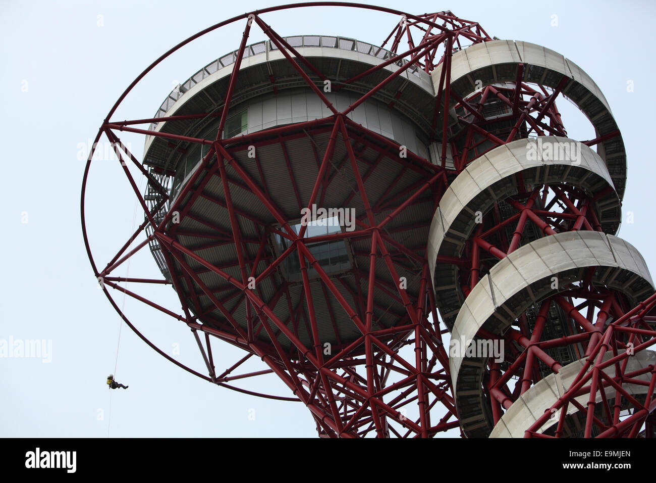 La descente en rappel de l'Arcelor Mittal en orbite autour de la sculpture la plus haute du Royaume-Uni dans le parc Queen Elizabeth Olympic Park. Stratford. Londres Banque D'Images