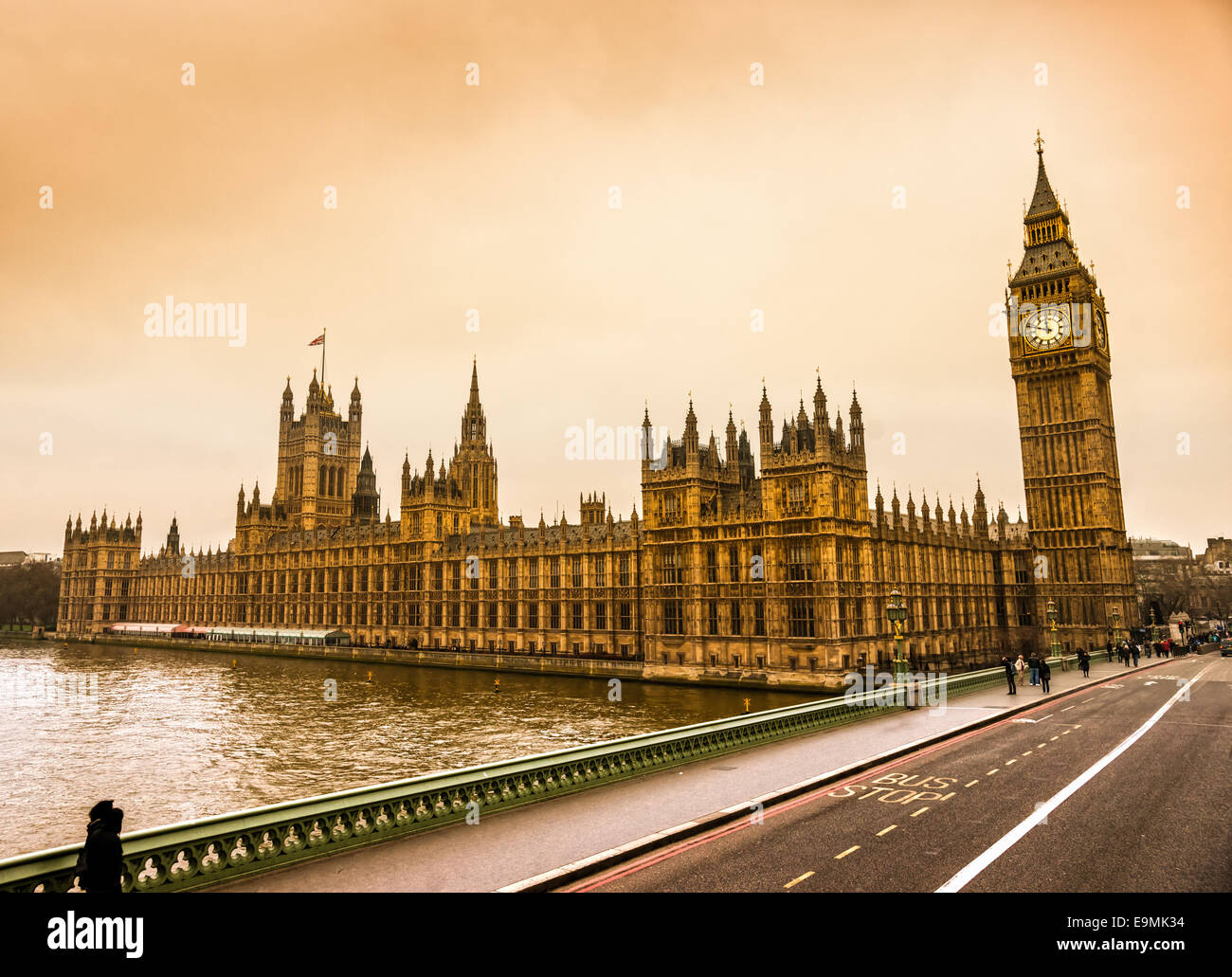 Le Big Ben, la Chambre du Parlement et le Westminster Bridge at night, London, UK. Banque D'Images