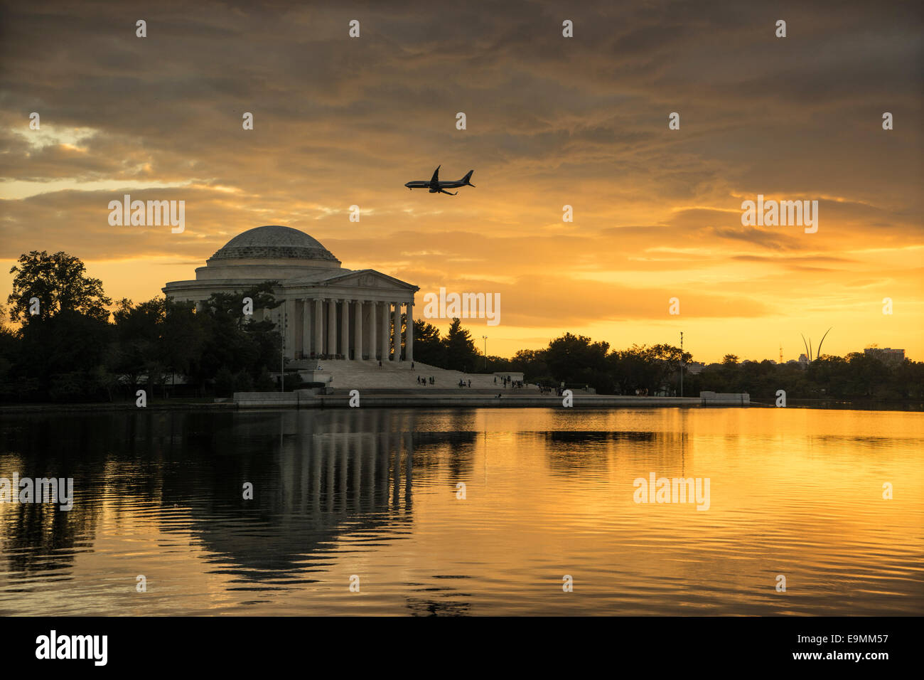 États-unis, Washington, DC, Jefferson Memorial avec coucher de soleil et du bassin de marée Banque D'Images