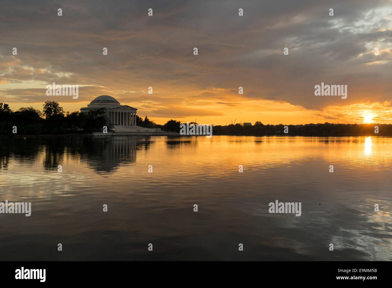 États-unis, Washington, DC, Jefferson Memorial avec soleil couchant et Tidal Basin Banque D'Images