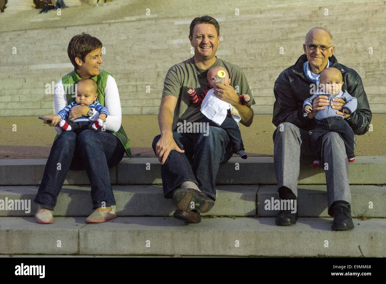 United States, 3 Triplés bébé étant détenus par la mère, le père et grand-père. Banque D'Images