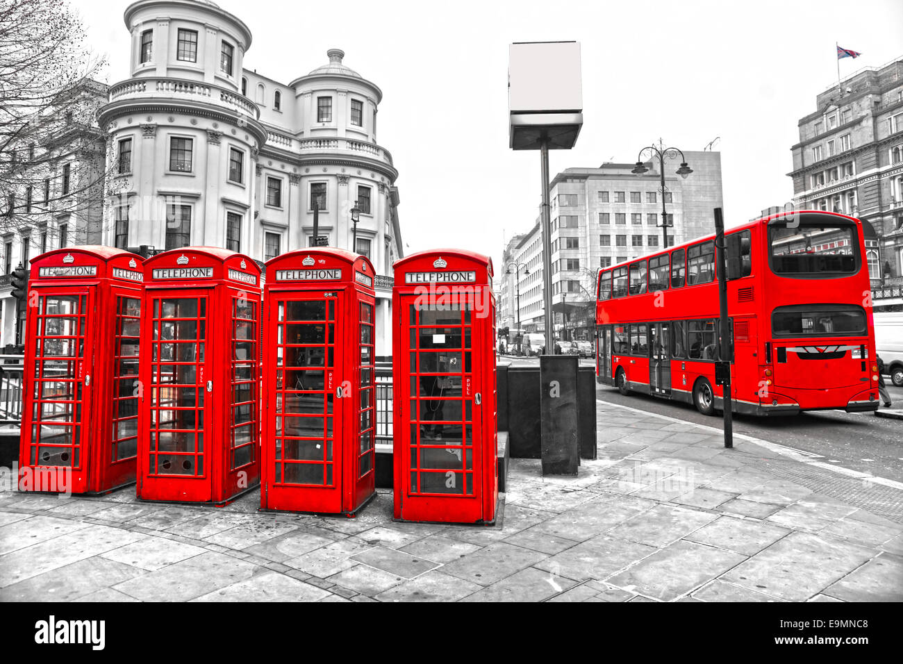Londres - le 17 mars : Double-decker bus, cabines téléphoniques rouges et souterrain d'un logo. La London 'Underground' logo sera utilisé pour l'o Banque D'Images
