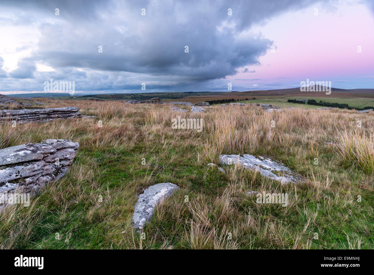 Haut de Alex Tor sur Bodmin Moor en Cornouailles avec Roughtor dans l'extrême droite Banque D'Images