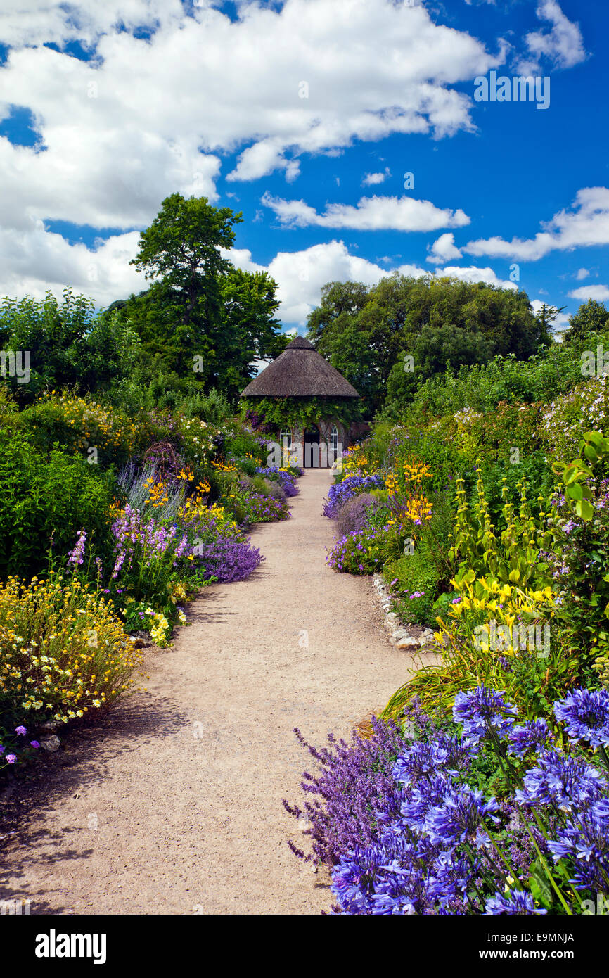 L'apple store de chaume circulaire dans le jardin clos au West Dean Gardens, West Sussex, England, UK Banque D'Images