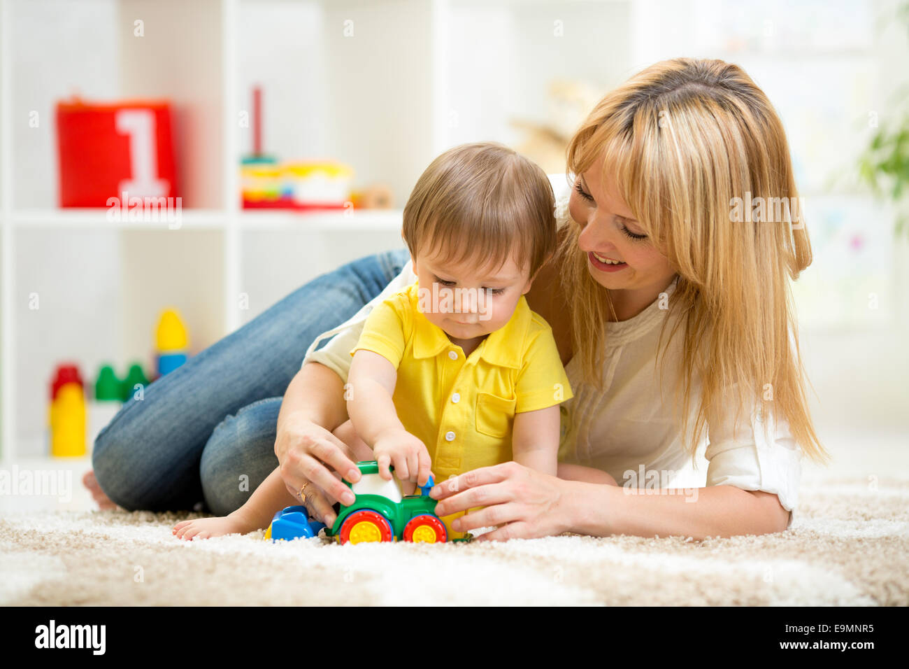 Garçon enfant et femme jouant avec toy indoor Banque D'Images