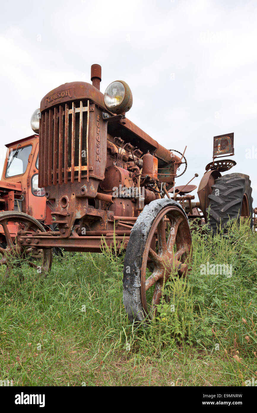 Tracteur Fordson Major dans un champ en France Banque D'Images