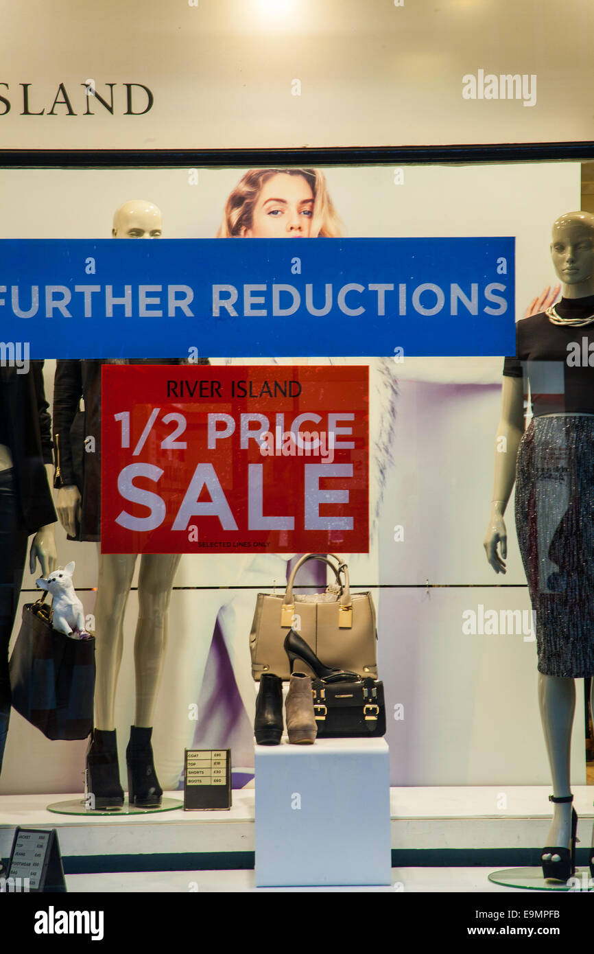 York, UK 29 Octobre, 2014. River Island moitié prix vente & d'autres réductions. Problèmes de détail Les femmes évitent l'automne Fashions comme privé prévoient continuer temps chaud pour l'automne. Actions dans les détaillants de vêtements ont été touchés que les prévisions indiquent une baisse comprise entre 1  % et 4  % au cours des trois derniers mois. Le temps chaud a frappé la demande pour les cavaliers, des manteaux, et des foulards. Banque D'Images