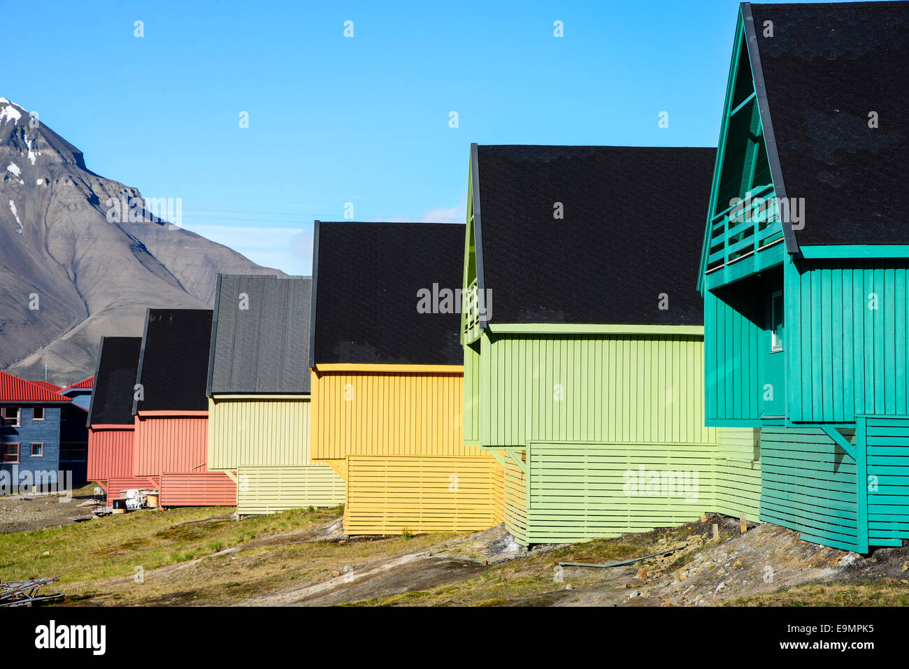 Maisons en bois coloré à Longyearbyen, Svalbard. Banque D'Images