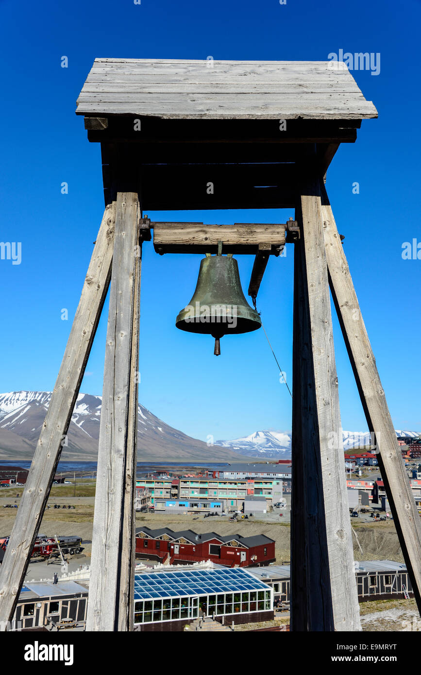 La cloche et la ville de Longyearbyen, Svalbard Banque D'Images